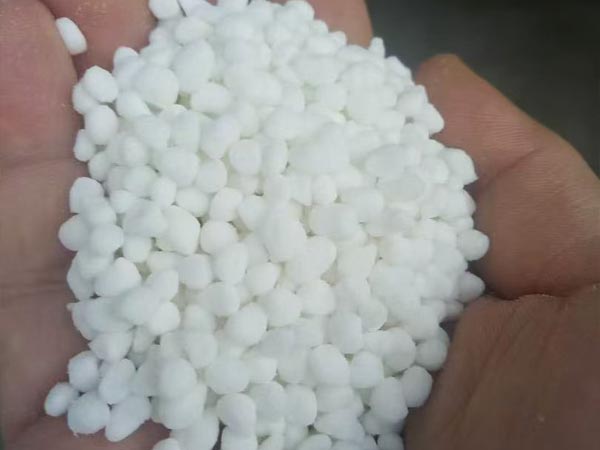 Kuo skiriasi kontroliuojamo atpalaidavimo trąšos ir lėtai atpalaiduojančios trąšos?